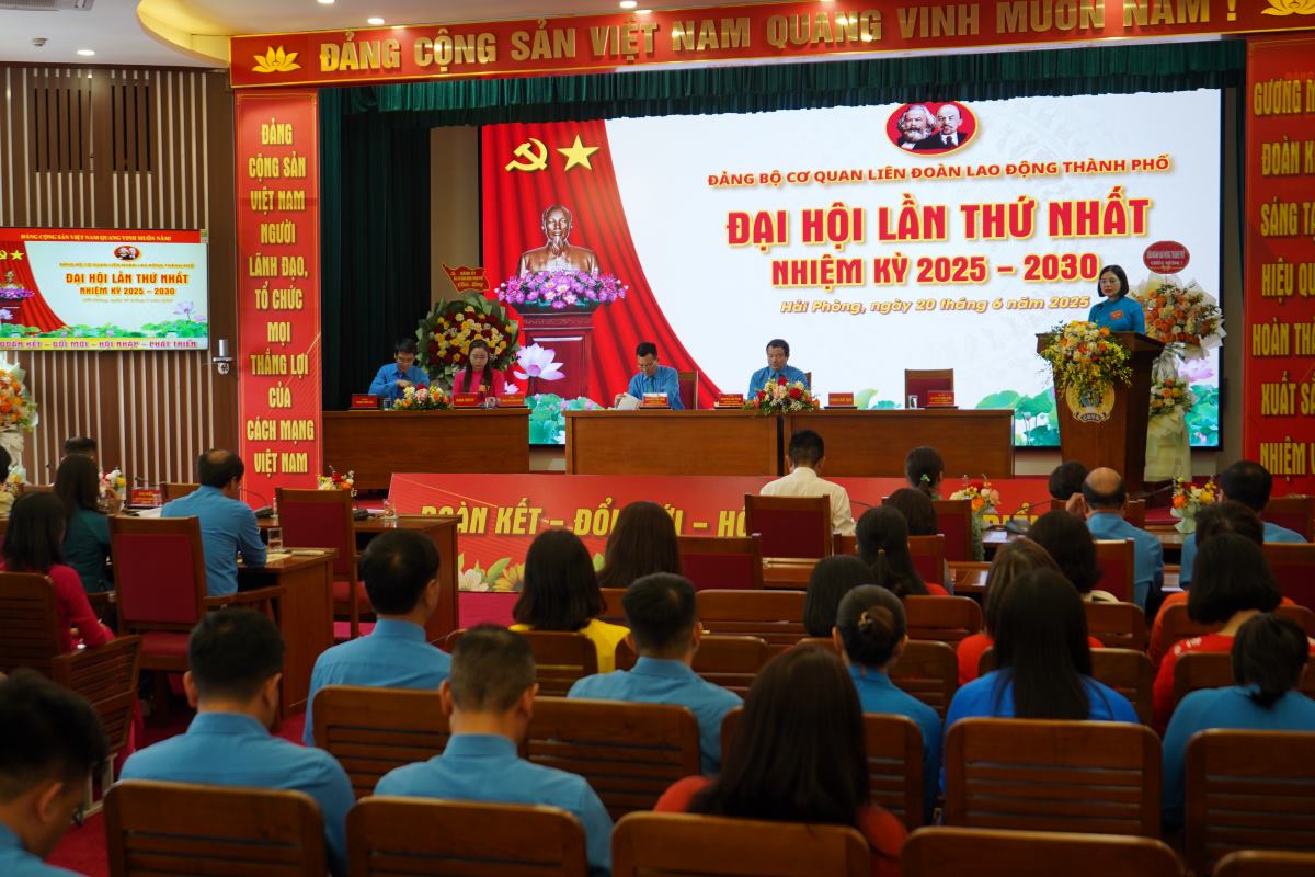 The Party Committee welcomed the Hai Phong City Labor Federation. Photo: Mai Dung