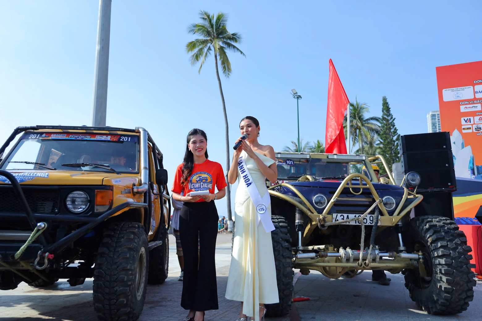 Ngay sau le khai mac cac doi dua buoc vao the hien nhung man trinh dien tai thuc dia. Anh: Phuc Hieu