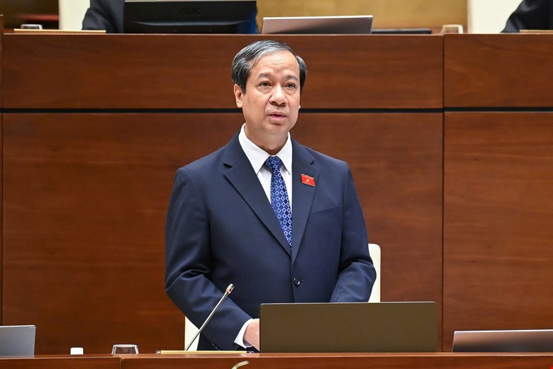 Minister of Education and Training Nguyen Kim Son responded to the National Assembly delegates' concerns about school violence. Photo: Quochoi.vn