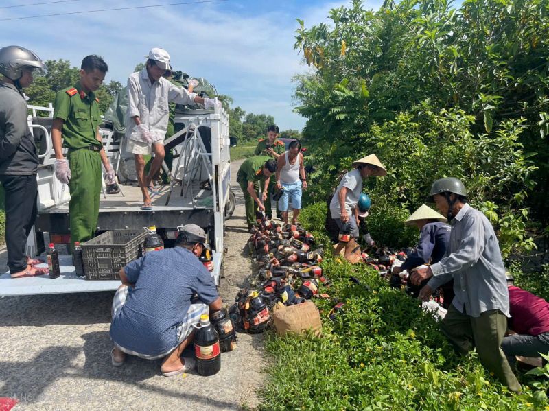 Doanh nghiep o Thanh Hoa cho rang minh bi va lay vi hanh vi xa trom ca nghin chai nuoc mam het han cua dai ly phan phoi o Quang Nam. Anh: Nguyen Hoang