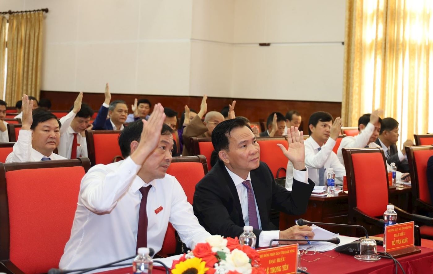 Delegates passed two important resolutions to resolve urgent problems in Dak Nong province. Photo: Nguyen Hien