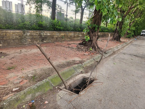 Nguy hiểm rình rập từ những nắp cống mất tích trên đường phố Hà Nội. Ảnh: Minh Hạnh 