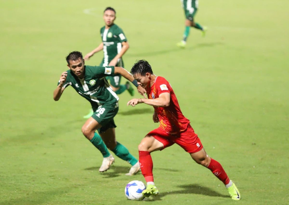 Binh Phuoc team (blue shirt) is likely to compete in the play-off to win a ticket to V.League next season. The play-off match will be controlled by a foreign referee. Photo: VPF