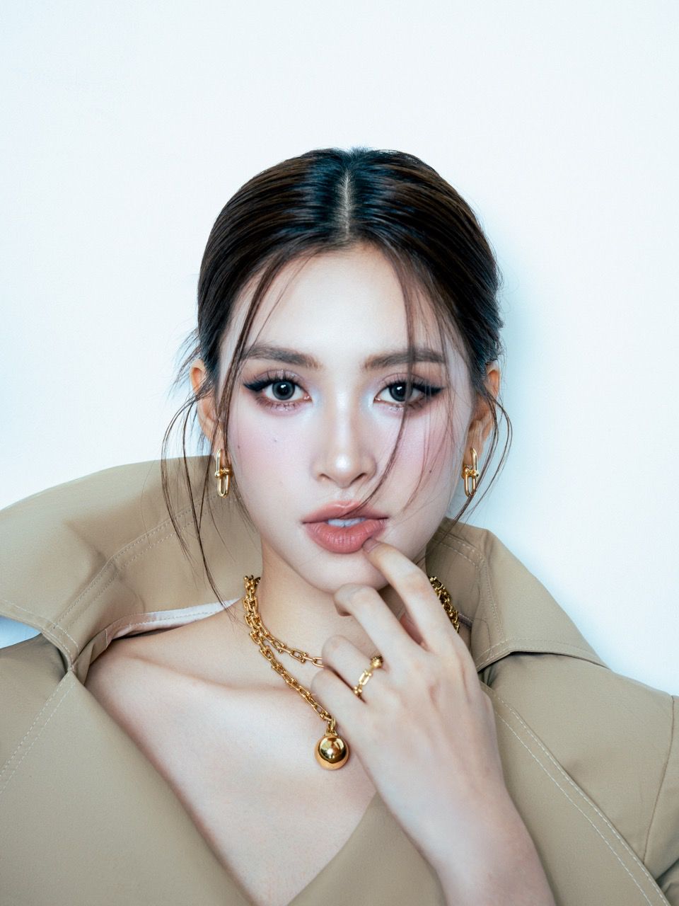 Chia se ve huong di hien tai, Tieu Vy cho biet co muon can bang giua nghe thuat va trach nhiem xa hoi, xay dung hinh anh mot nghe si khong chi dep ve ngoai hinh ma con co chieu sau va gia tri lan toa.