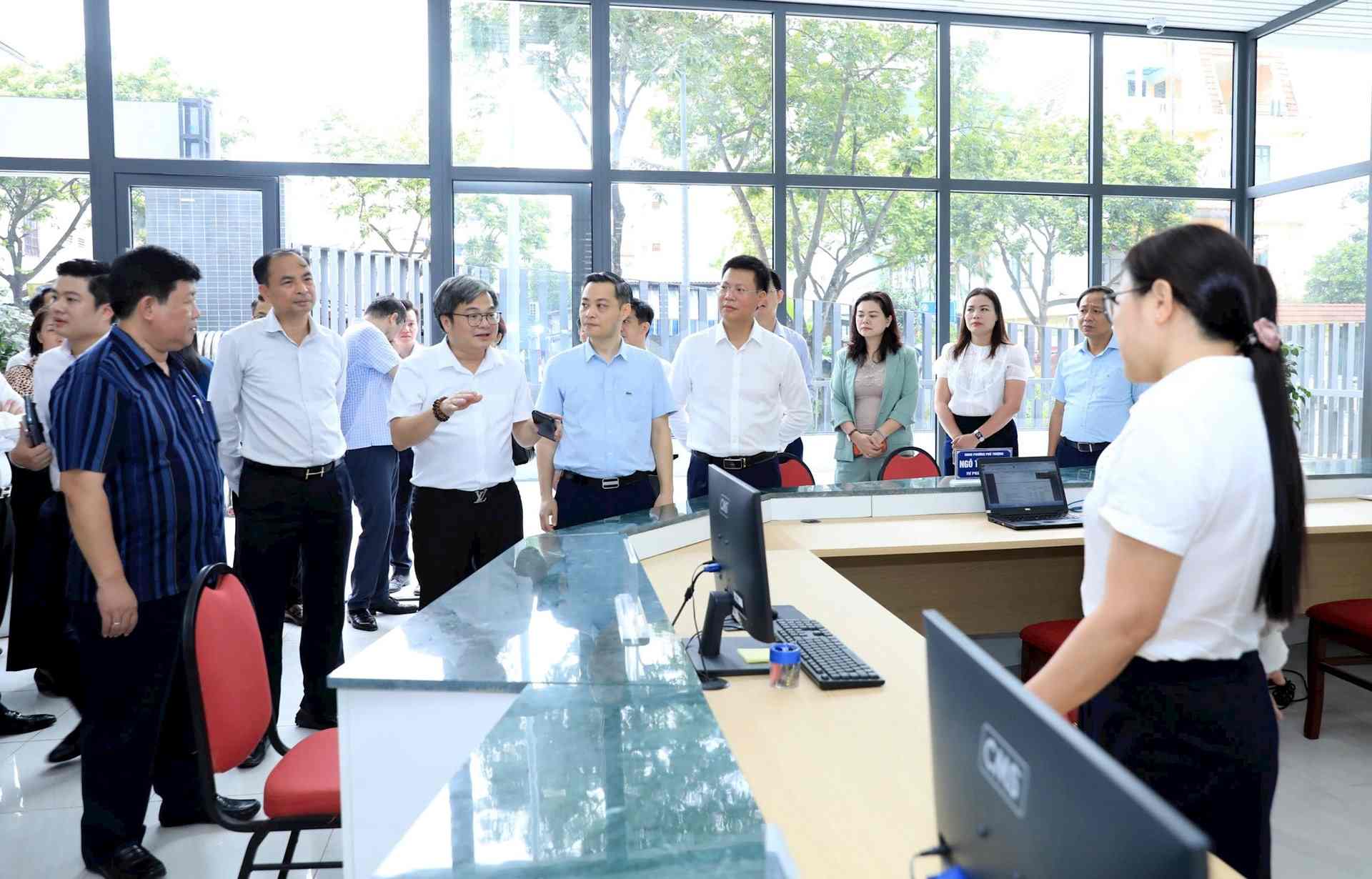 Pho Chu tich UBND thanh pho Ha Noi Truong Viet Dung khao sat, kiem tra viec van hanh chinh quyen dia phuong 2 cap tai tru so phuong Phu Thuong. Anh: Huong Ly