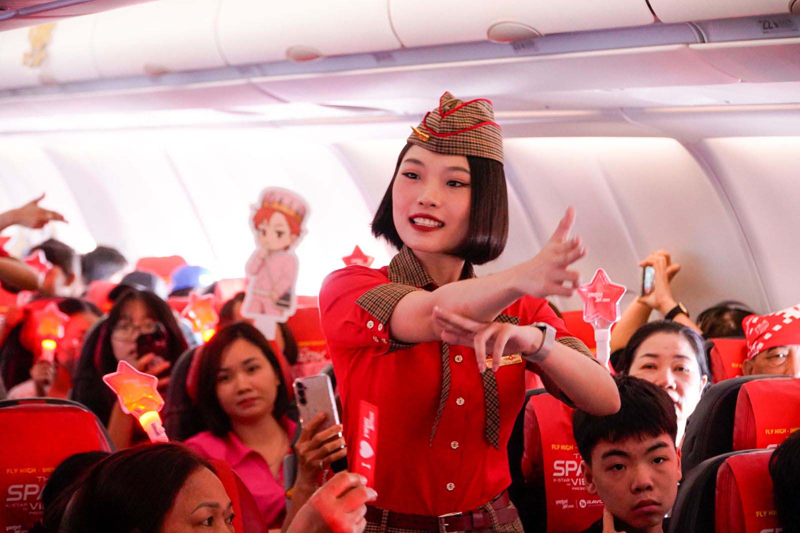 Phi hanh doan Vietjet da mang toi man trinh dien dac biet danh tang cac hanh khach o do cao 10.000 m.