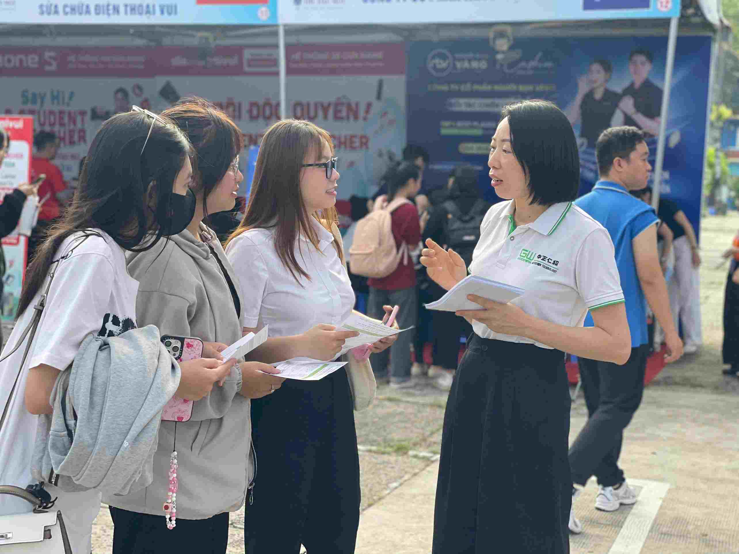 Admisiones de la Universidad de Thu dau Mot a traves de 4 metodos. Foto: Dinh Trong