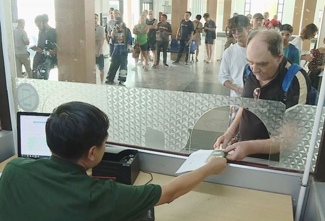 Lao Bao International Border Gate aplica el modelo de taller de una sola tienda. En la foto de las fuerzas funcionales, los procedimientos de entrada y salida para las personas. Foto: Colgada
