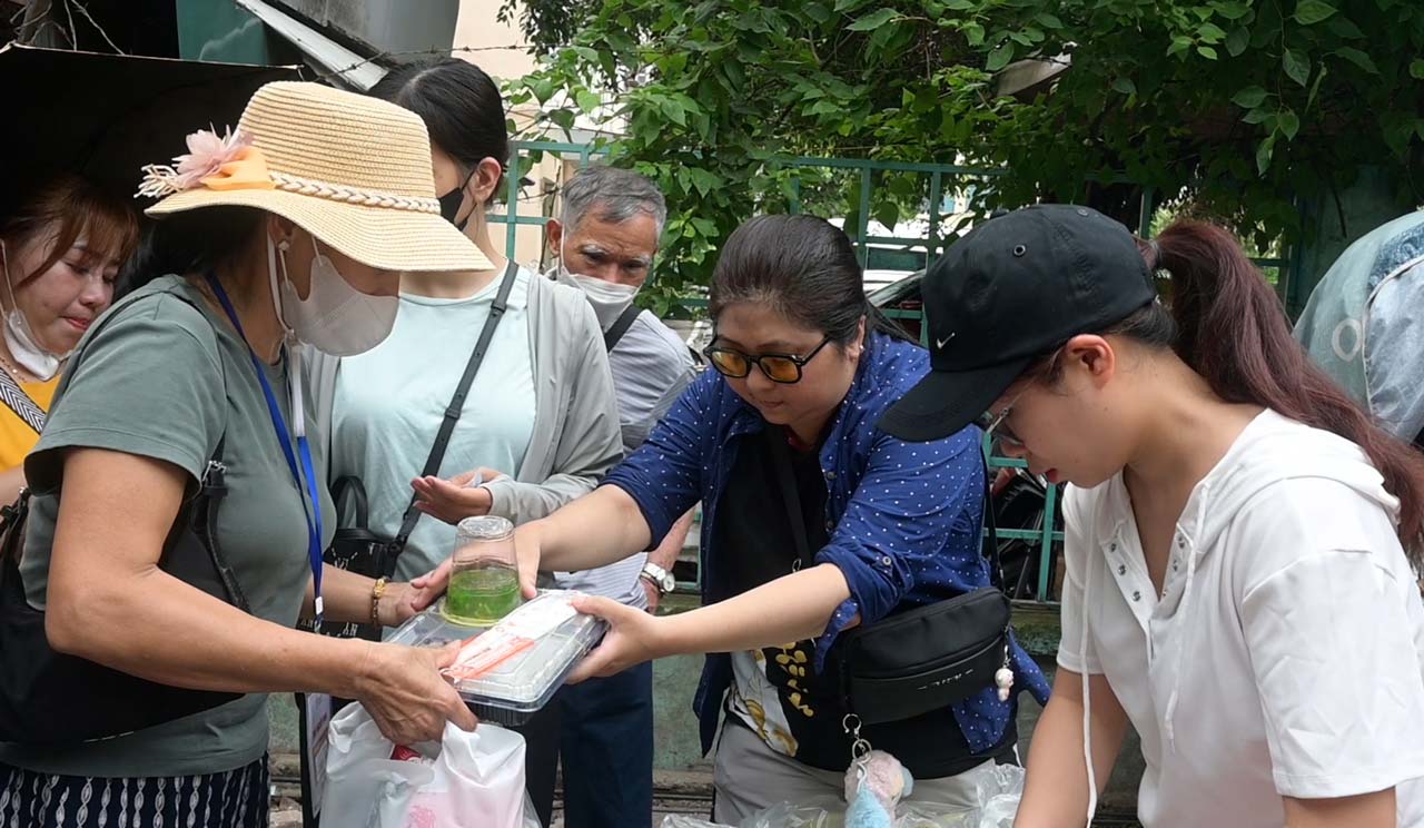 Warm hearts with free meals in front of a hospital gate in Hanoi. Photo: Thanh Nhan