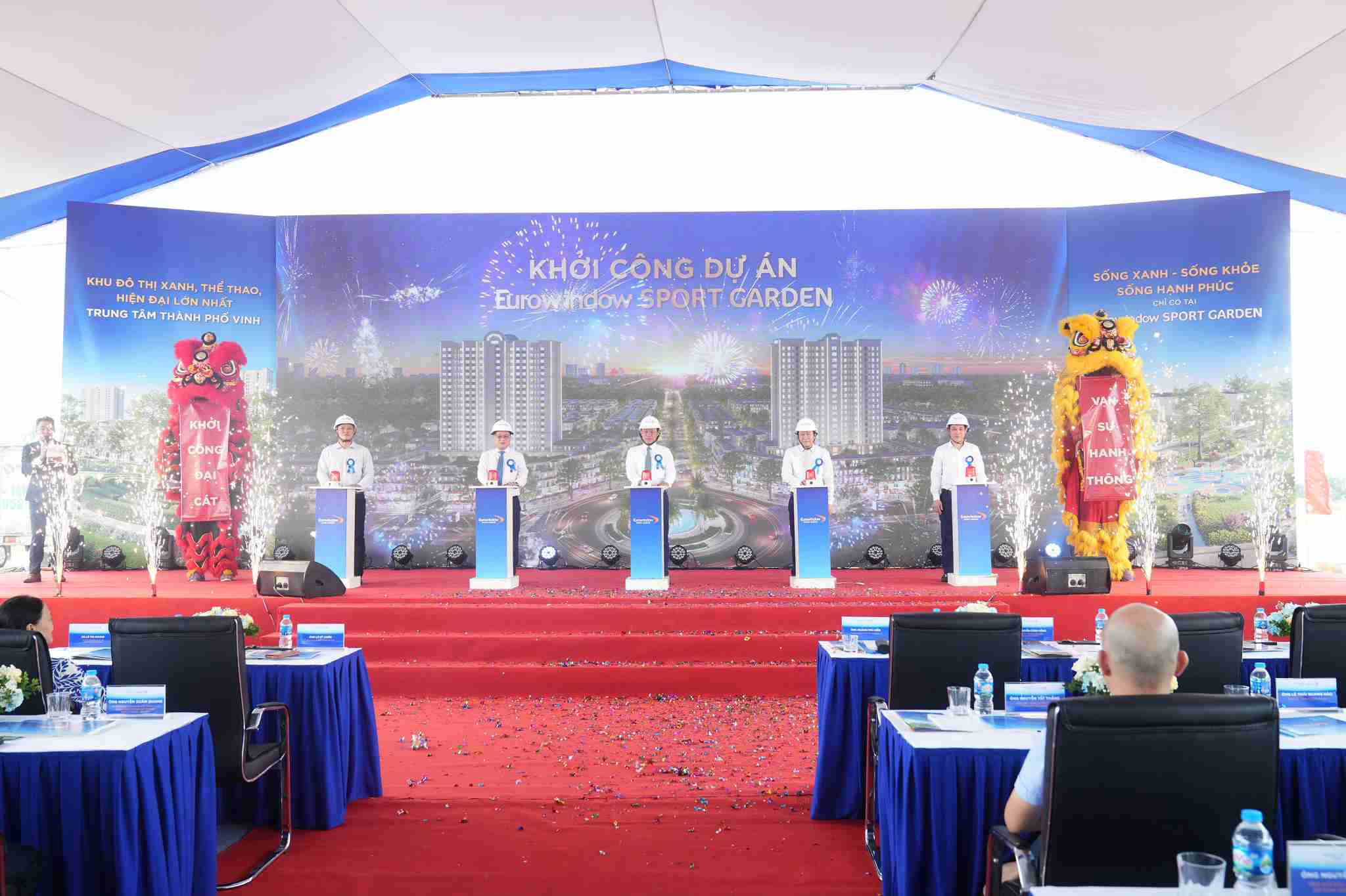 Cac dai bieu thuc hien nghi thuc khoi cong du an. Anh: Ngoc Anh