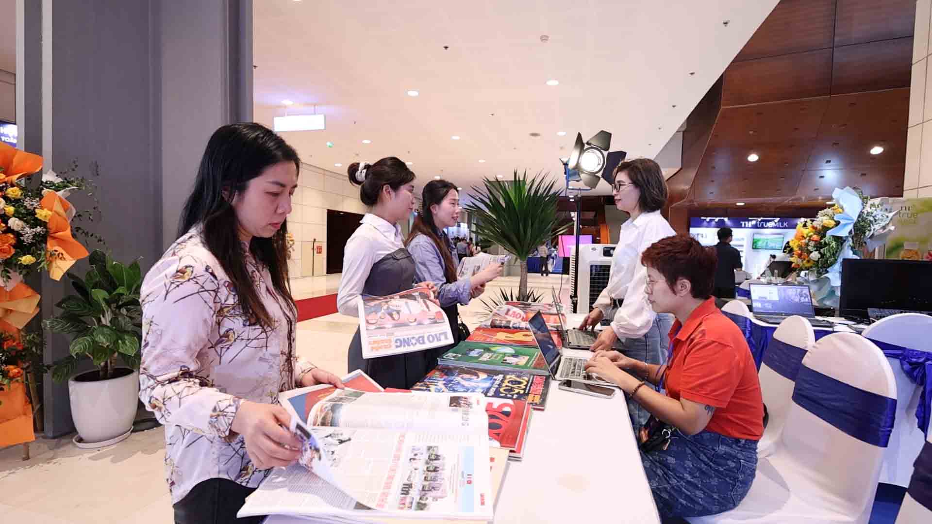Nguoi dan tham quan tai gian hang cua Bao Lao Dong. Anh: Huyen Trang