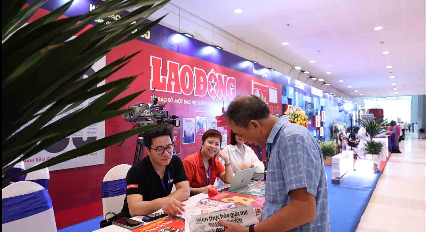 People visit the booth of Lao Dong Newspaper. Photo: Huyen Trang