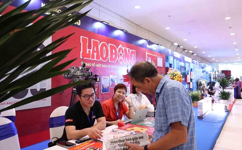 People visit the booth of Lao Dong Newspaper. Photo: Huyen Trang