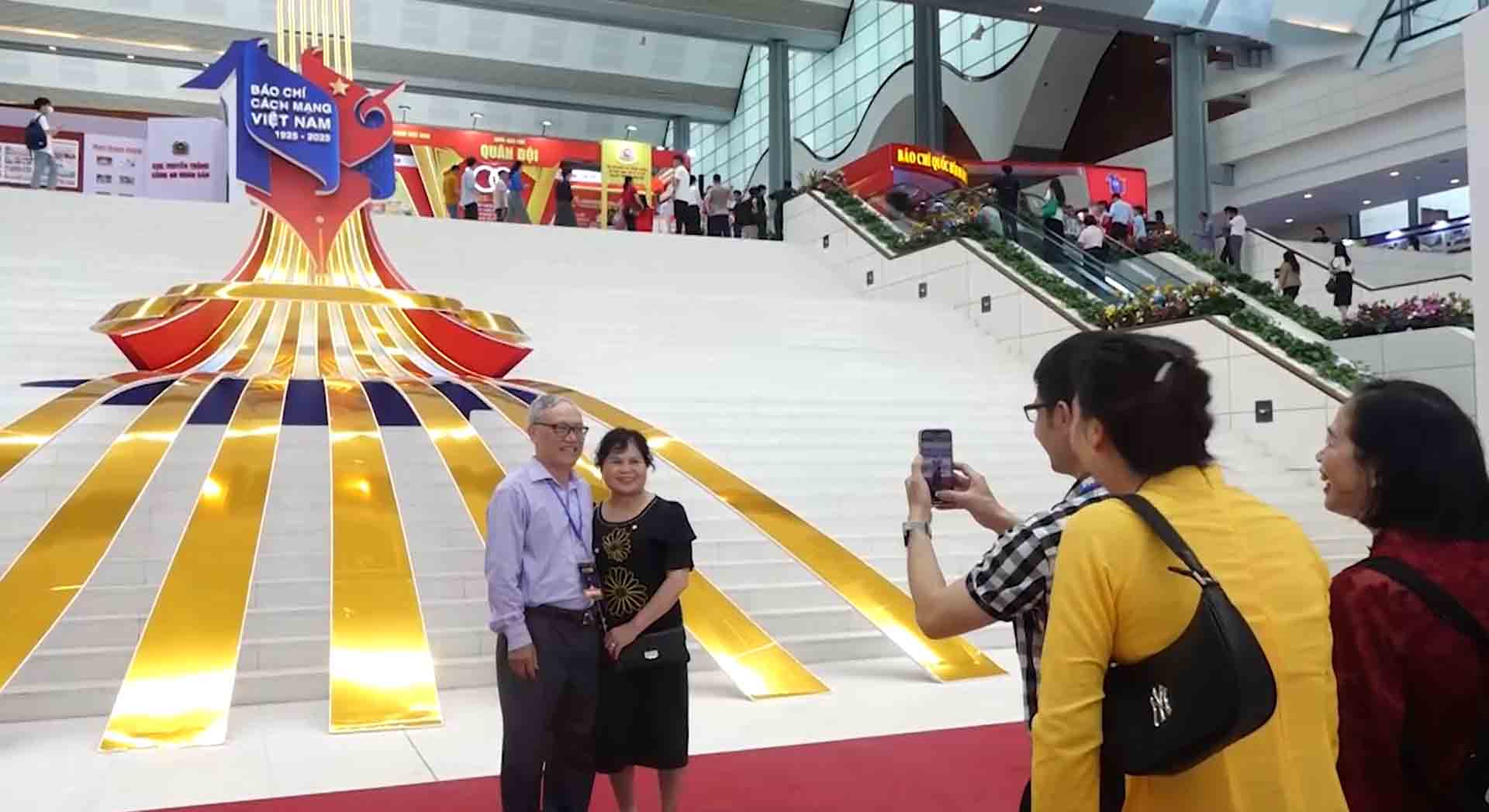 Nguoi dan chup hinh cung bieu tuong cua bao chi Viet Nam duoc trung bay tai trung tam, bac thang len xuong cac tang. Anh: Huyen Trang