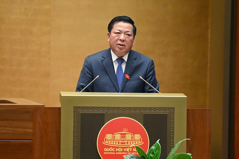 Ministro de construccion Tran Hong Minh explico sobre el Proyecto Bien Hoa - Vung Tau Highway Fase 1. Foto: Quochoi.vn