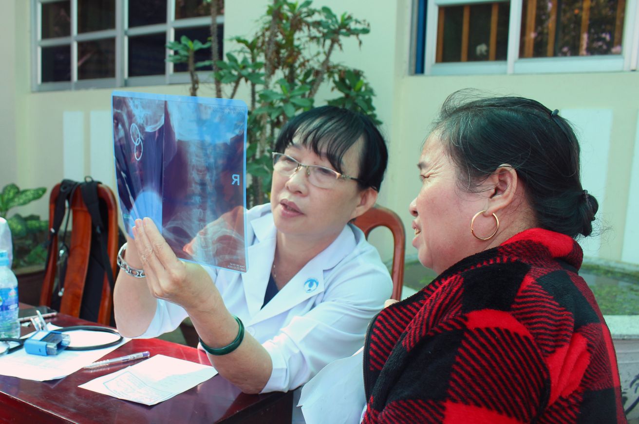 Bac si thuoc Benh vien Da khoa tinh Dong Thap kham benh cho nguoi dan xa Thanh My trong dot chuong trinh Nganh Y te Dong Thap ve nguon. Anh: Thanh Mai. 