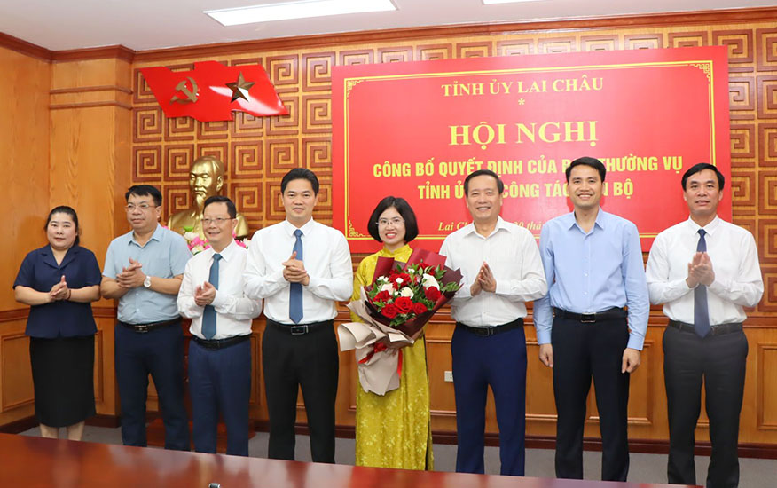 Los lideres de Lai Chau felicitan a la Sra. Vu Thi Luong - Jefe de Tan de la Oficina del Comite del Partido Provincial. Foto: Lai Chau Portal