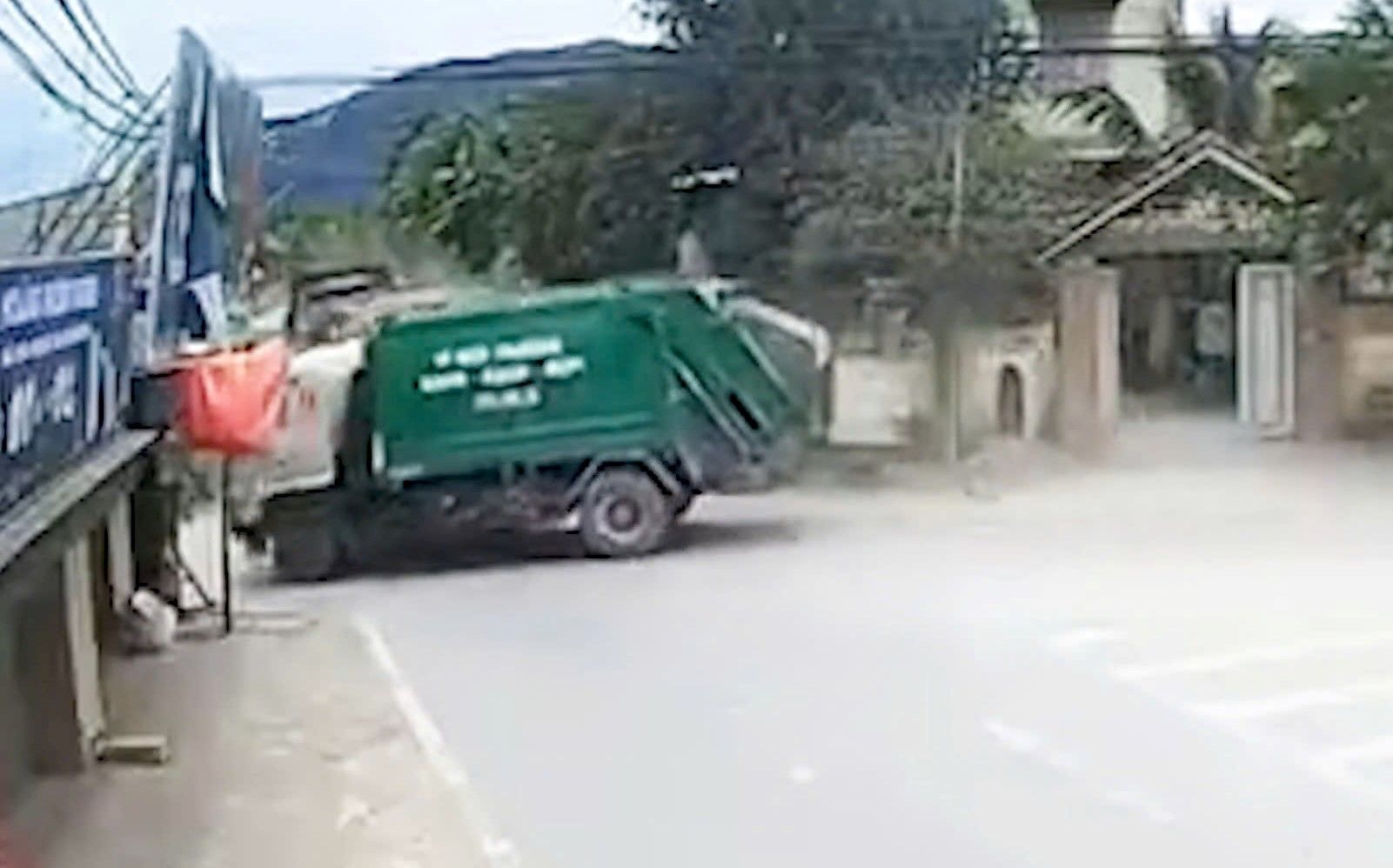 The scene of the accident in Nam Thanh commune, Nam Dan, Nghe An left 2 drivers trapped in the cabin. Photo: Ngoc Anh