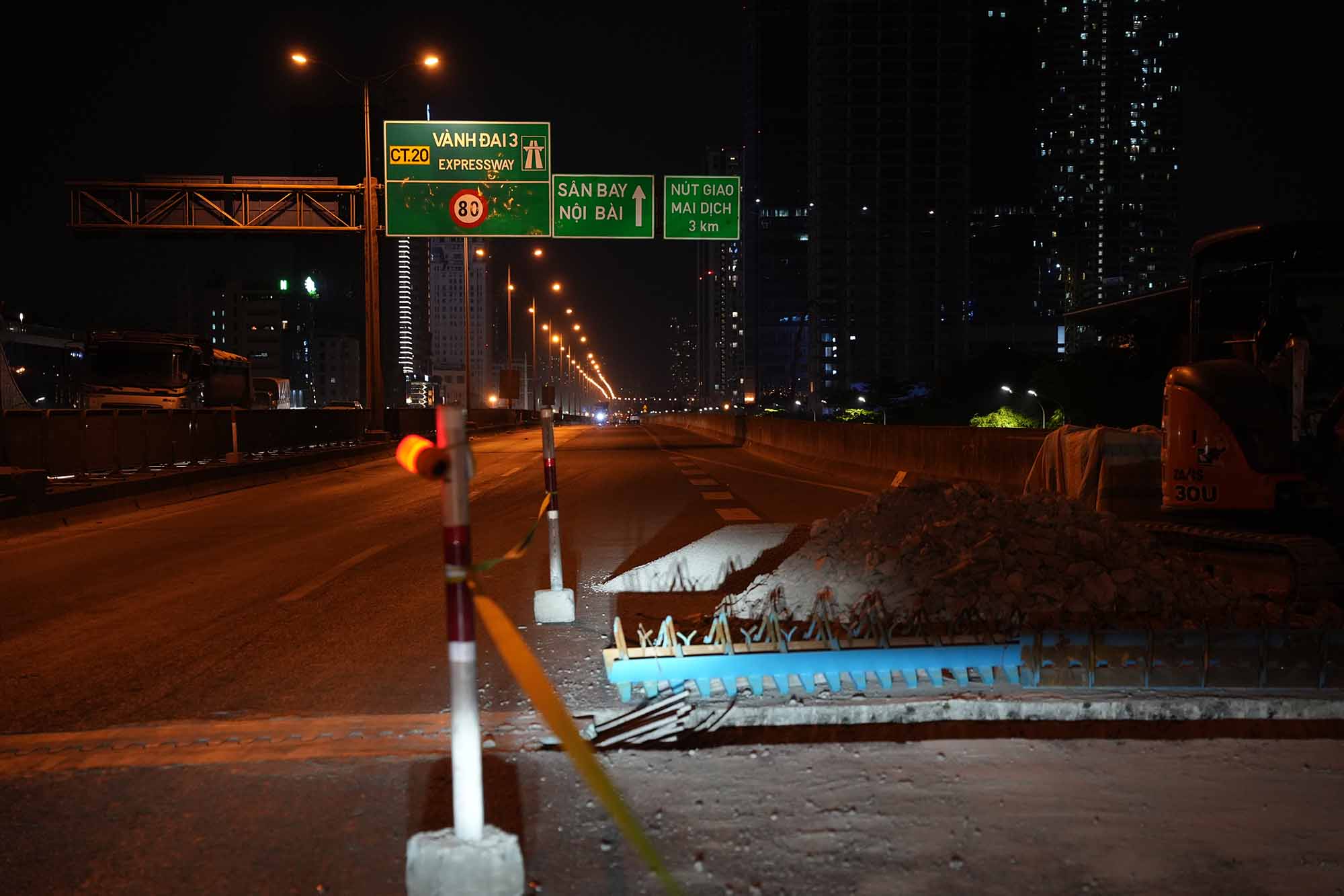 La autopista Hanoi Ring Ring se reorganiza para la construccion y reparacion de ranuras de expansion y esfera. Foto: Huu Chanh