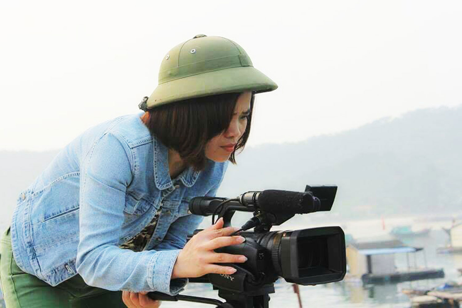 Reporter Vu Thu Bau works. Photo: Doan Hung