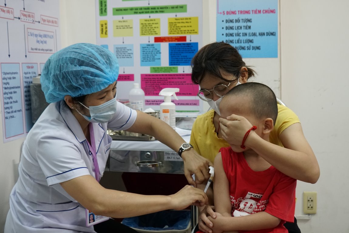Tiem vaccine phong chong dich soi cho tre. Anh: Thanh Chan