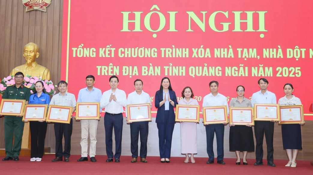 Awarding Certificates of Merit from the Chairman of the People's Committee of Quang Ngai province to collectives with achievements in implementing the emulation movement "Joining hands to eliminate temporary and dilapidated houses in Quang Ngai province in 2025". Photo: Vien Nguyen