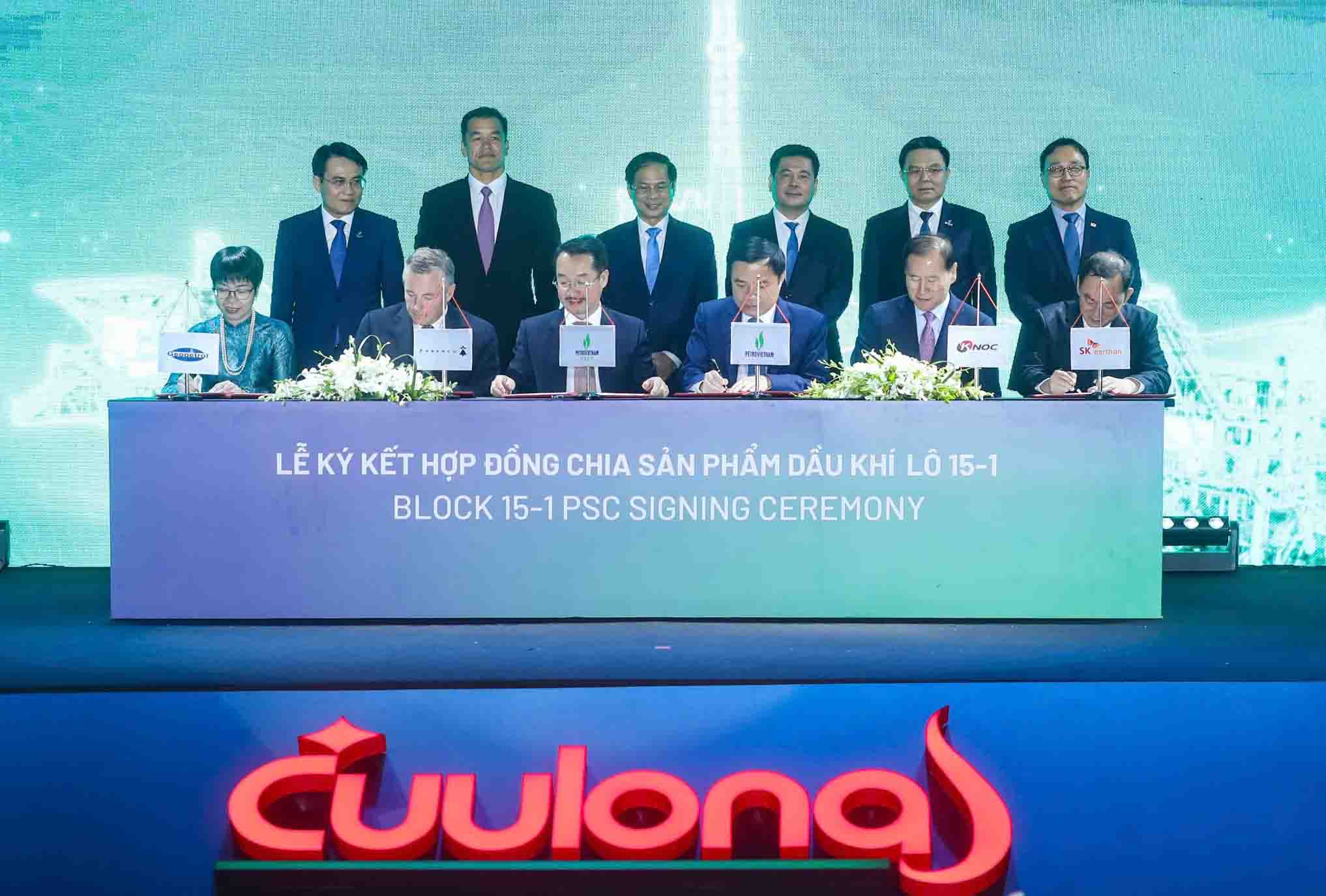 Signing ceremony of the Oil and Gas Product Distribution Contract (PSC) for Lot 15-1, ensuring sustainable oil and gas production of Petrovietnam. Photo: Anh Huy.