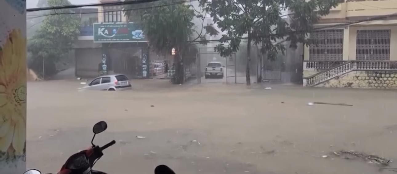 Las fuertes lluvias el 16 de junio causaron que muchas calles en Lang Son fueran profundas, estancadas, incapaces de moverse. Foto: Suministro de personas