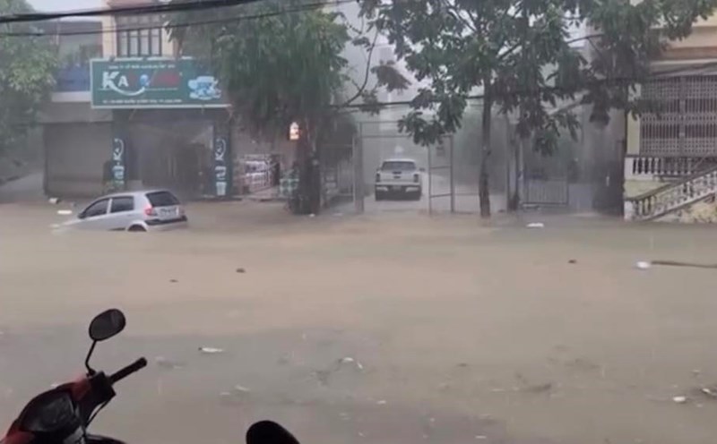Heavy rain on June 16 caused many streets in Lang Son to be deeply flooded, cars stalled, and could not move. Photo: Provided by the people