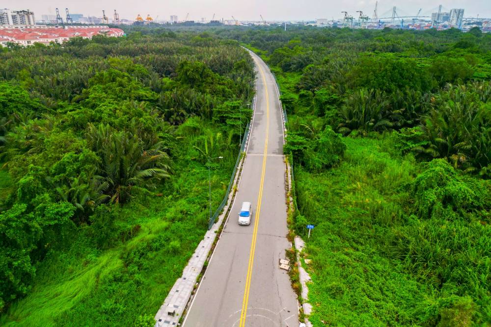 Hien mot tuyen duong dai khoang 2,5 km da duoc dau tu di xuyen qua khu vuc . Anh: Anh Tu