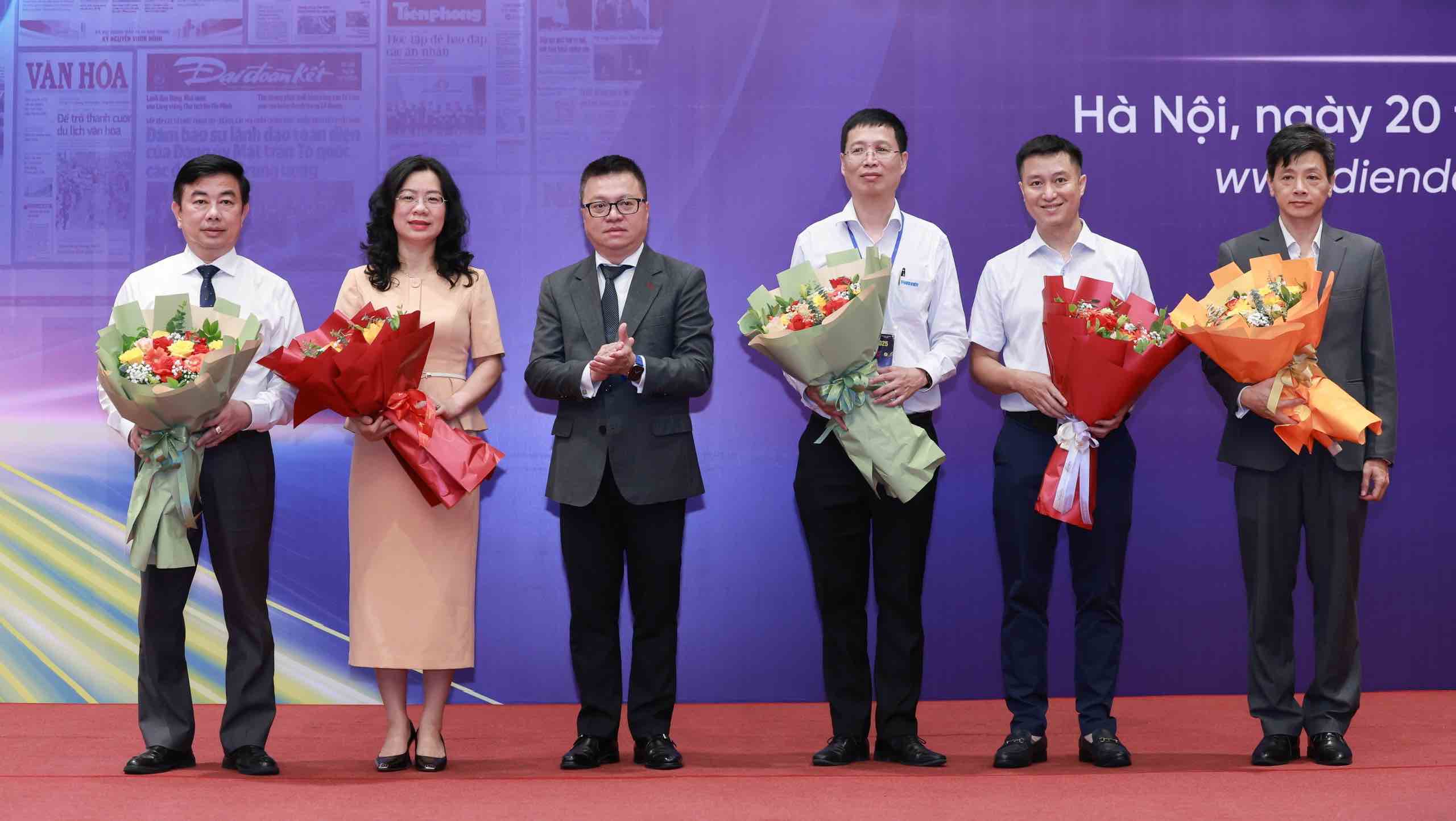 Ong Le Quoc Minh tang hoa cac dai bieu dan dat cac phien thao luan tai Dien dan bao chi 2025. Anh: Hai Nguyen