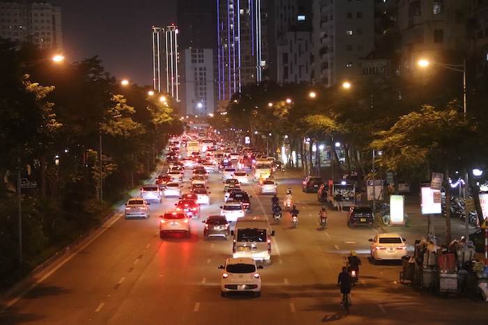 Nguoi dan cam nhan ro su ngot ngat, kho tho do khoi bui day dac tu cac phuong tien giao thong gay ra.