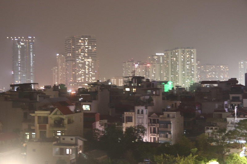 Tai quan Tay Ho (Ha Noi), cac toa nha cao tang gan nhu chim han trong lop bui suong day dac, khien tam nhin xa bi han che.