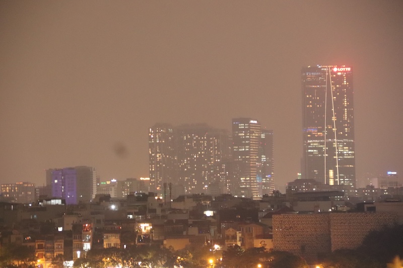 Vao toi ngay 20.6 tai Ha Noi, tinh trang o nhiem khong khi bat dau xuat hien tu 19h30, khien bau troi tro nen mu mit, bao phu boi mot lop suong bui day dac.