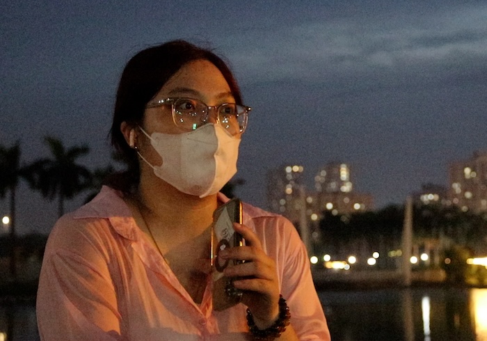 Chi Dang Thanh Thu (Ha Noi) chia se, chi cam thay rat kho chiu voi tinh trang khong khi ngot ngat va suong mu day dac bat thuong tai Ha Noi gan day. “Thoi tiet nay lam minh hay bi viem mui, cam cum, nen cu ra duong la phai deo khau trang“, chi noi.