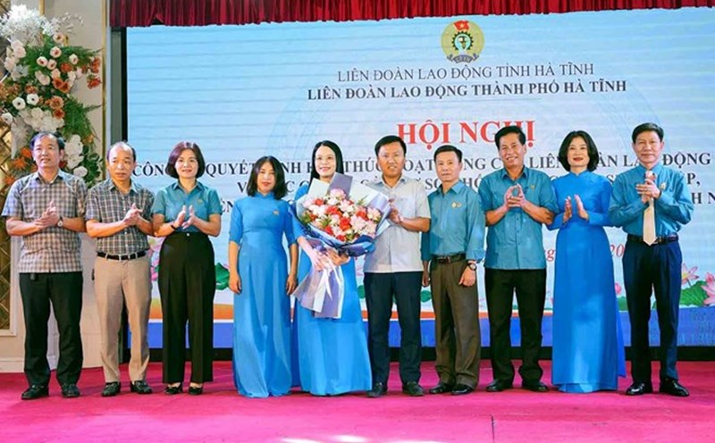 The conference announced the end of the operation of the Ha Tinh City Labor Federation, transferring the grassroots trade union of the enterprise sector under the Ha Tinh Provincial Labor Federation to manage. Photo: Dinh Viet.