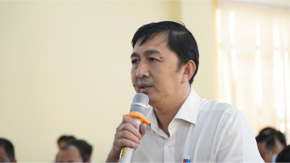 Cac don vi xa, phuong de xuat kien nghi trong buoi lam viec. Anh: Nguyen Anh