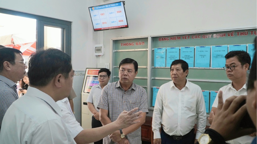 Kien Giang Provincial Party Secretary Nguyen Tien Hai (in a carrot shirt, in the middle) inspected Thanh Loc commune. Photo: Nguyen Anh