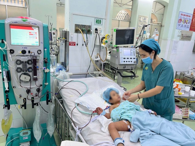 The child with dengue fever was given timely emergency care. Photo: Nguyen Ly