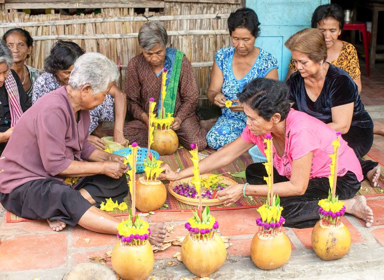 People make coconut flower bottles. Photo: Phuong Anh