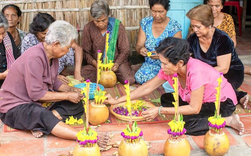 People make coconut flower bottles. Photo: Phuong Anh