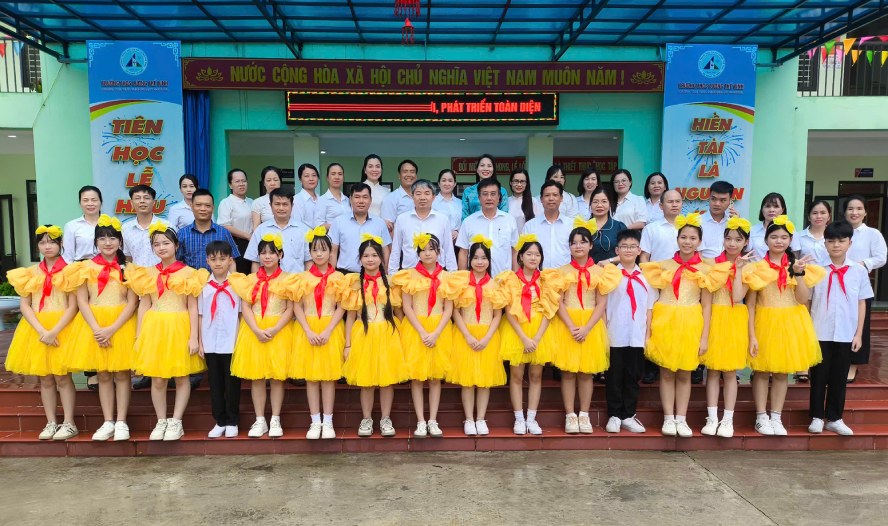 Hoc sinh Truong THCS Luong The Vinh hanh phuc voi ngoi truong moi khang trang duoc Tap doan Xuan Thien xay tang. Anh: DN cung cap