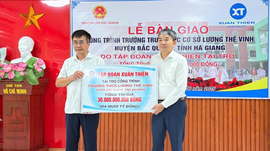 Phó Chủ tịch Tập đoàn Xuân Thiện Vũ Văn Nga bàn giao trường cho Chủ tịch huyện Bắc Quang Phùng Viết Vinh. Ảnh: DN cung cấp