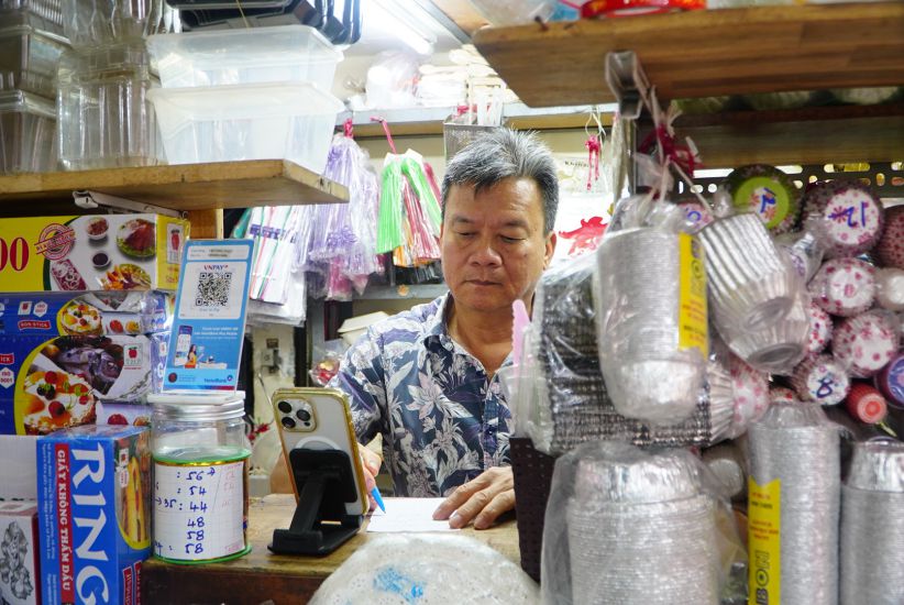 Many older traders are familiar with how to deploy electronic invoices from cash registers. Photo: Ngoc Anh