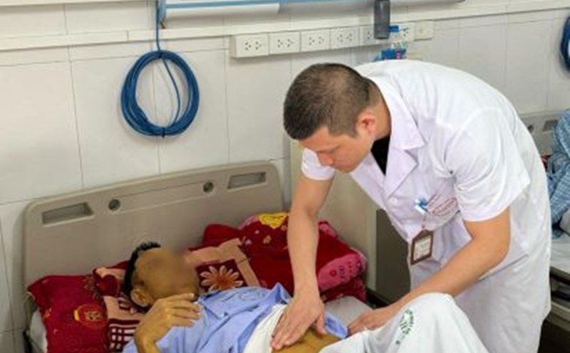 Doctor examines a male poison patient for treatment of hepatitis B. Photo: Thanh Dang