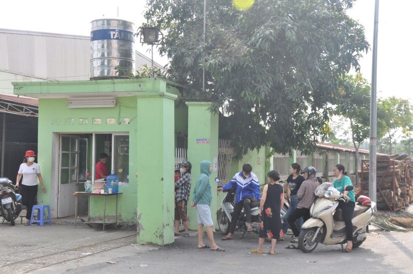 El empleado de T.T.B Vietnam Co., Ltd. MFG (provincia de Bac Giang) se le debia salario y seguro social miles de millones de Dong despues de que el gerente general de la compañia de la compañia regreso a casa, en noviembre de 2023. Foto: Bao Han