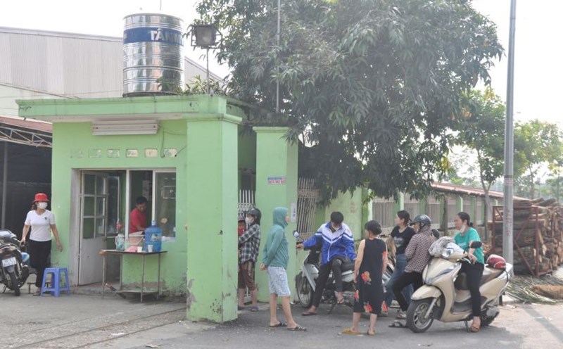 Employees of T.T.B Vietnam MFG Company Limited (Bac Giang province) are owed billions of dong in wages and social insurance after the Korean general director of the company returned home in November 2023. Photo: Bao Han