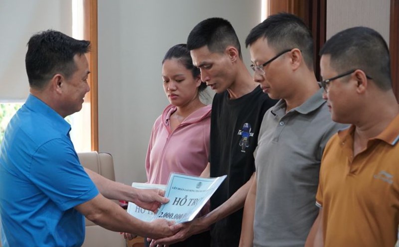 The delegate led the Hai Phong City Labor Federation to present funds to union members in a business with a vacant owner. Photo: Mai Dung
