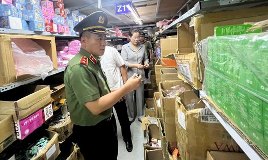 Giám đốc Công an Hà Nội Nguyễn Thanh Tùng trực tiếp kiểm tra hoạt động kinh doanh ở La Phù. Ảnh: Ngọc Bích