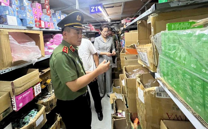 Director of Hanoi Police Nguyen Thanh Tung directly inspects business activities in La Phu. Photo: Ngoc Bich